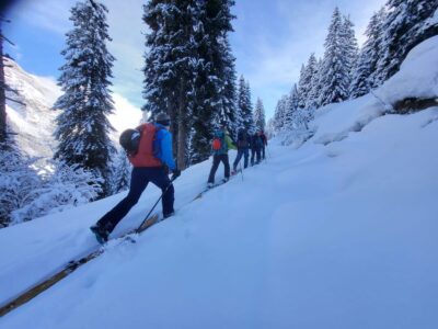 Skitouren und Yoga, Surselva, Curaglia, Graubünden, Urs Baumgartner, Bergführer, Priscilla Camisa, Yoga Lehrerin, Entspannen, geführte Skitour, jetzt buchen