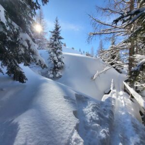 Skitouren und Yoga, Surselva, Curaglia, Graubünden, Urs Baumgartner, Bergführer, Priscilla Camisa, Yoga Lehrerin, Entspannen, geführte Skitour, jetzt buchen